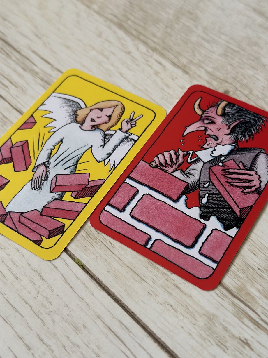 Das Foto zeigt die Engels- und Teufelskarten des Kartenspiels "Barriereteufel".