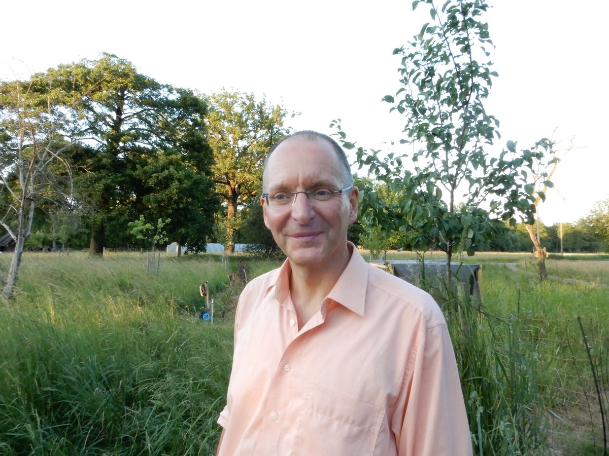 Prof. Dr. Frank Wätzold, auf einer Wiese stehend. Foto: privat.