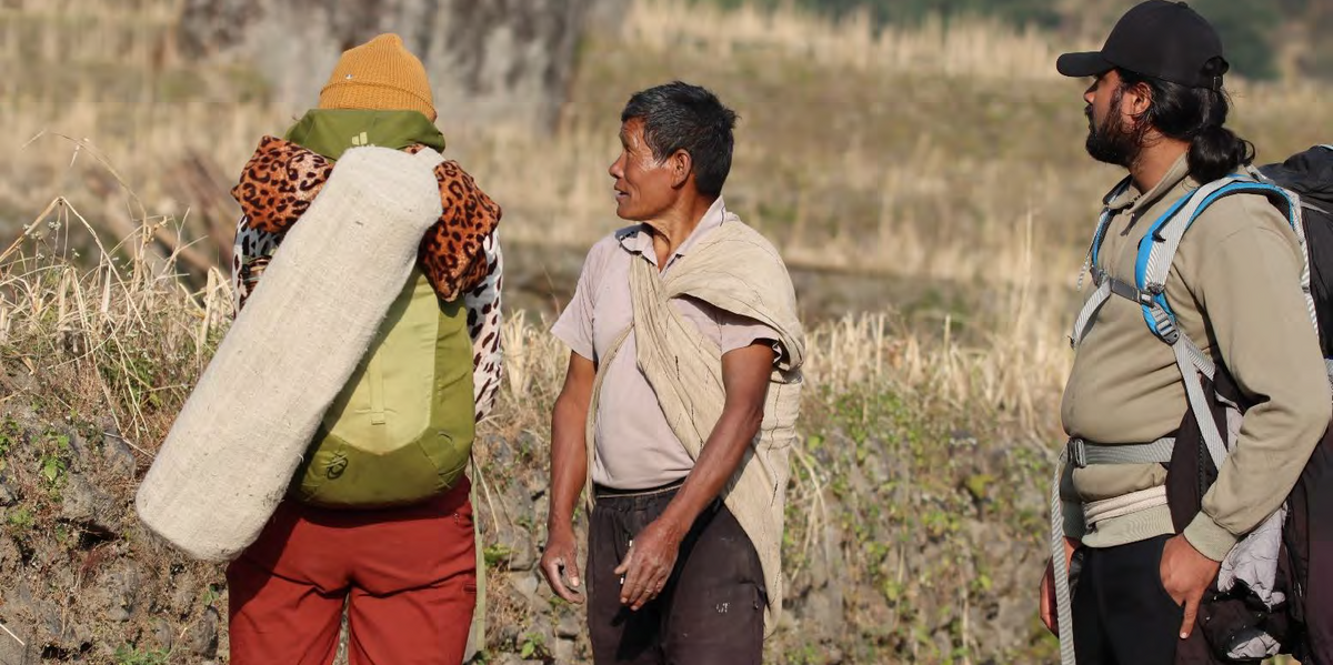 3 Menschen beim Wandern