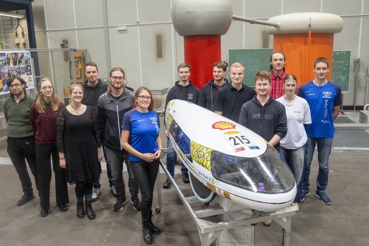 Studierende vom neuen Team Lausitz Dynamics stehen neben ihrem Fahrzeug.