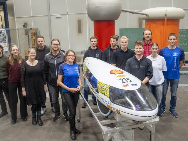 Studierende vom neuen Team Lausitz Dynamics stehen neben ihrem Fahrzeug.