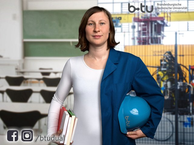 Eine Studentin versinnbildlicht mit ihrer Kleidung - eien Körperhälfte in Weiß / eine Körperhälfte mit blauem Kittel und Schutzhelm - den Theorie- und Praxisbezug des dualen Studiums.