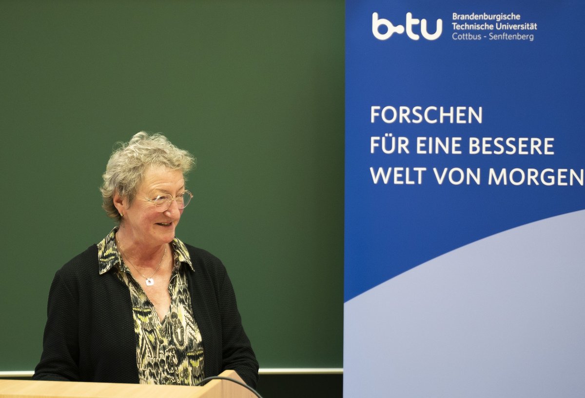 Prof. Dr.-Ing. Kathrin Lehmann at the lectern.