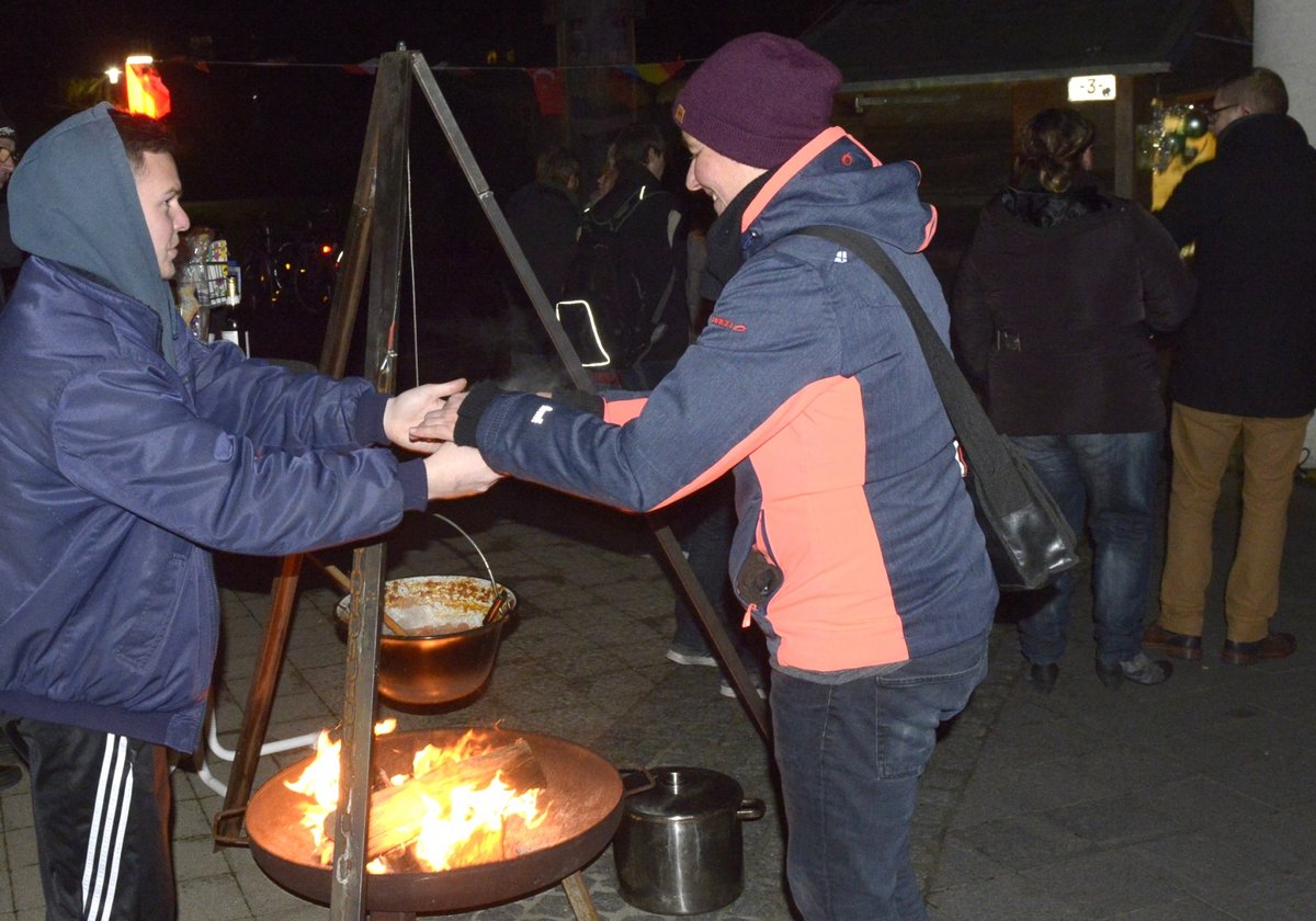 Ungarisches Kesselgulasch wird auf offenem Feuer gekocht.