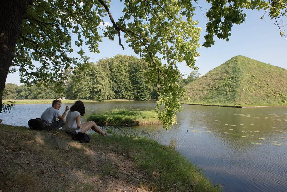 Park Branitz Die Seepyramide im Branitzer Park.