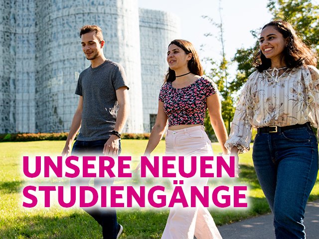 Studierende vor dem IKMZ und die Aufschrift "Unsere neuen Studiengänge"