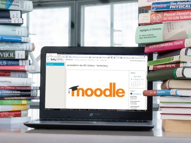 Laptop-Bildschirm mit der Aufschrift Moodle.