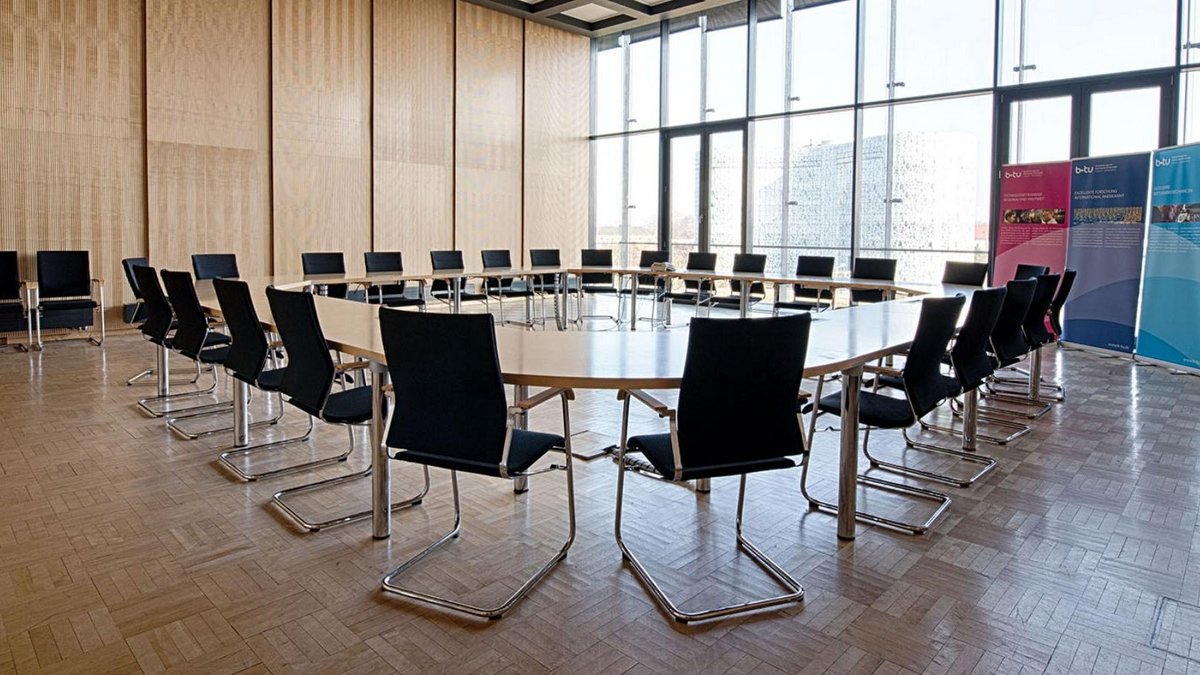 Blick in den Senatssaal mit dem IKMZ im Hintergrund
