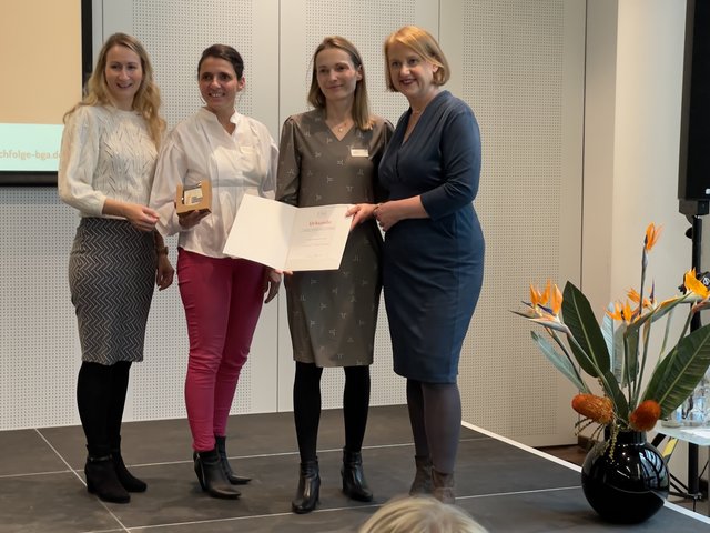 Gruppenfoto: Familienministerin Lisa Paus (re.) gemeinsam mit den Preisträgerinnen (v. l. n. r.): Anja Beck (HWK Cottbus), Stefanie Schiemenz (BTU) und Manja Bonin (HWK Cottbus)