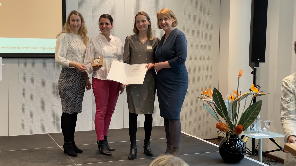 Gruppenfoto: Familienministerin Lisa Paus (re.) gemeinsam mit den Preisträgerinnen (v. l. n. r.): Anja Beck (HWK Cottbus), Stefanie Schiemenz (BTU) und Manja Bonin (HWK Cottbus)