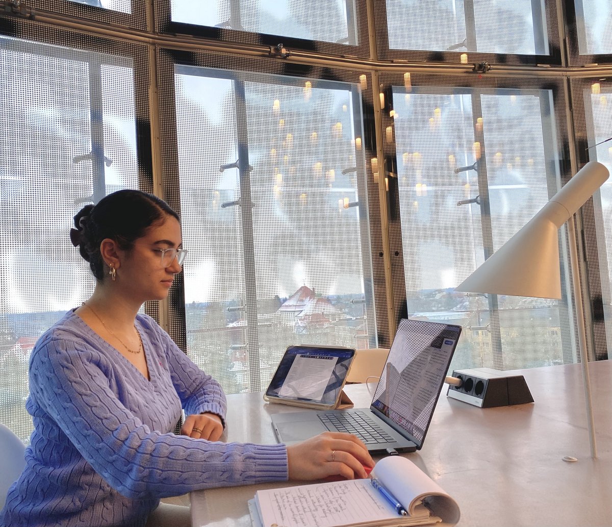 Samar really appreciates the long opening hours of the library. She enjoys studying there. (Photo: private)