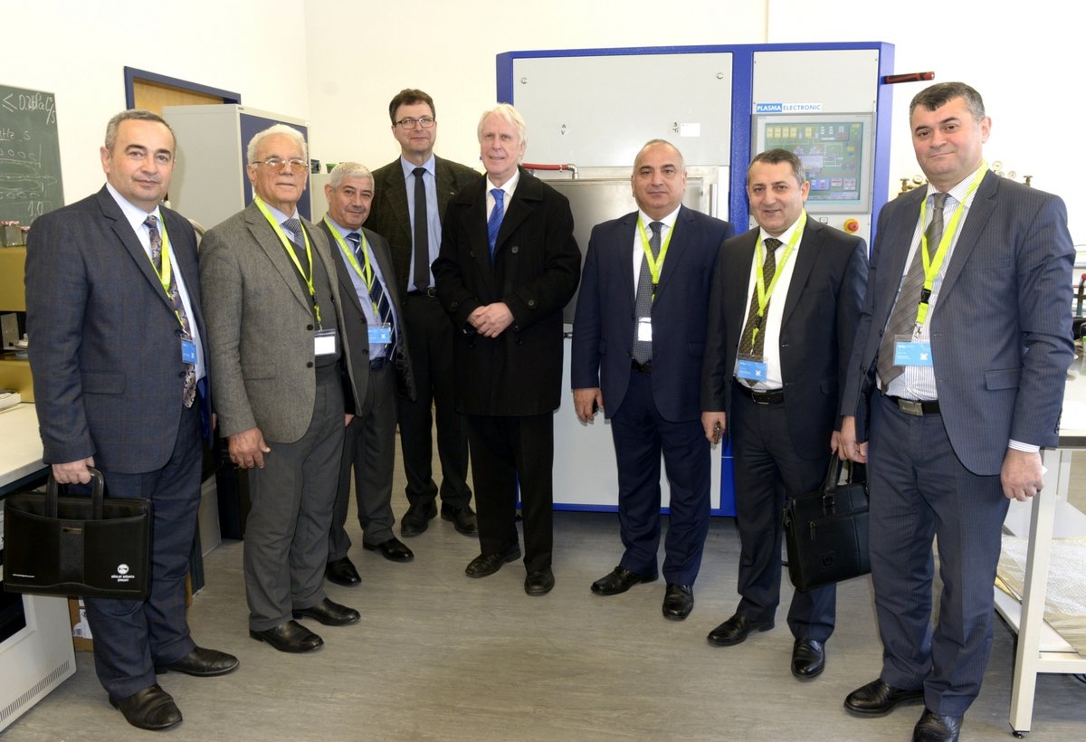 Gruppenfoto der aserbaidschanischen Gäste mit Prof. Dr. Sylvio Simon und Prof. Dr. Ralf Winkelmann im Labor für Beschichtungstechnologien an der BTU in Senftenberg.