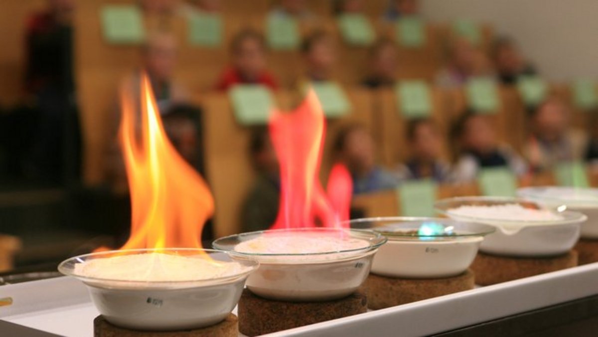 Experimentvorführung in der Kinderunivorlesung.