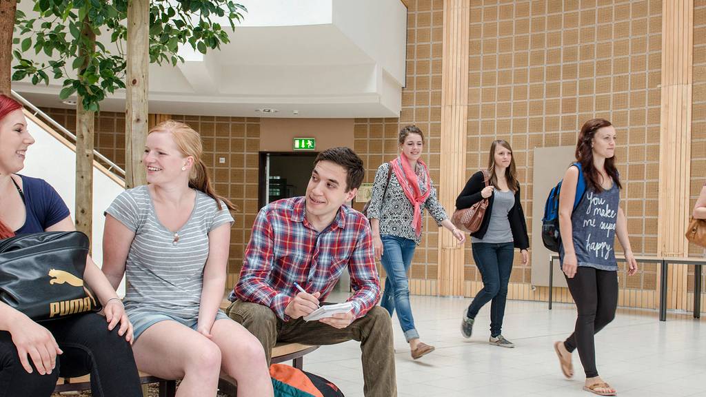 Studierende im Foyer des Konrad Zuse Medienzentrum auf dem Campus Senftenberg