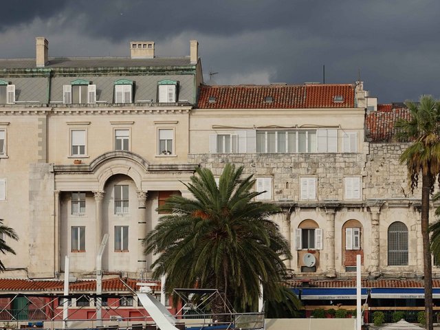 Alter Palast eingebaut in spätere Häuse