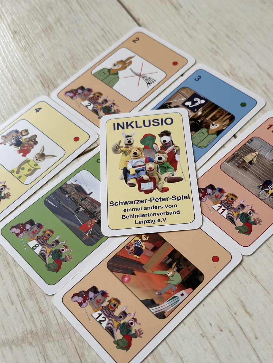 Das Foto zeigt die Spielkarten des Kartenspiels "Inklusio" des Behindertenverbands Leipzig.