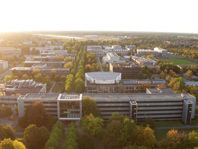 Blick auf den Zentralcampus der Brandenburgischen Technischen Universität Cottbus-Senftenberg. Im Hintergrund das Gelände, auf dem der Lausitz Science Park entstehen wird.