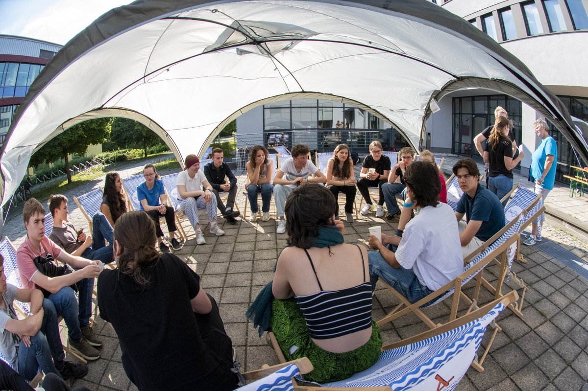 Beisammensein vor dem Laborgebäude 14 auf dem BTU-Campus in Senftenberg.