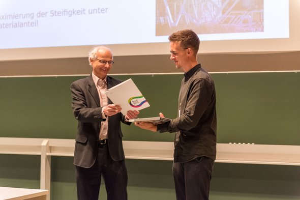 Prof. W. Schütz überreicht den Förderpreis im Rahmen des BBIT2023