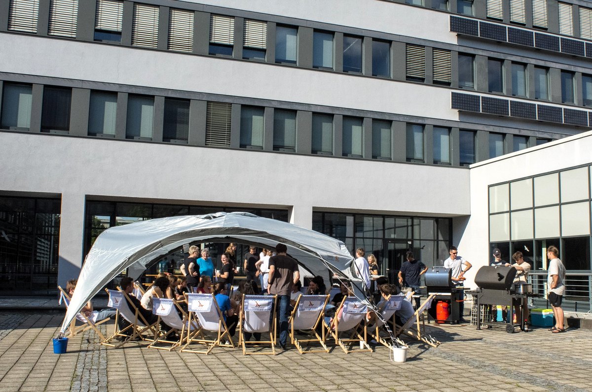 Beisammensein vor dem Laborgebäude 14 auf dem BTU-Campus in Senftenberg.