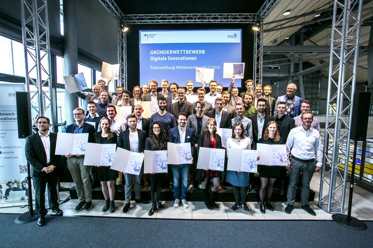 Gruppenfoto der Preisträger vom Gründerwettbewerb – Digitale Innovation