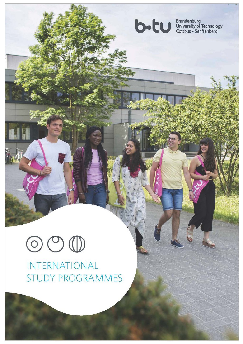 Cover zur Broschüre "International Study Programmes" mit Studierenden vor dem Lehrgebäude 2