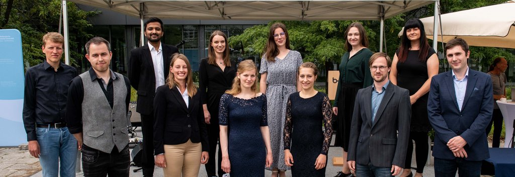 Gruppenbild: Preisträger:innen der Universitätspreise