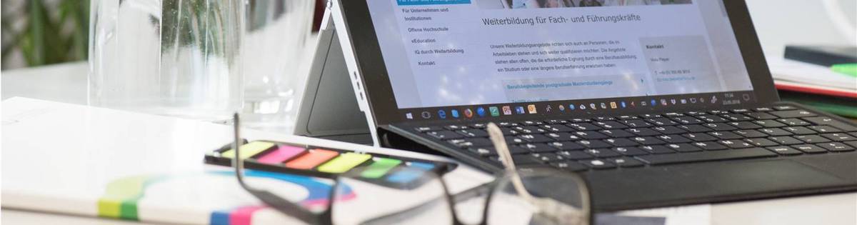 Banner Fach- und Führungskräfte BTU-Beschäftigte bei der Vorstellung von Turbinenrädern