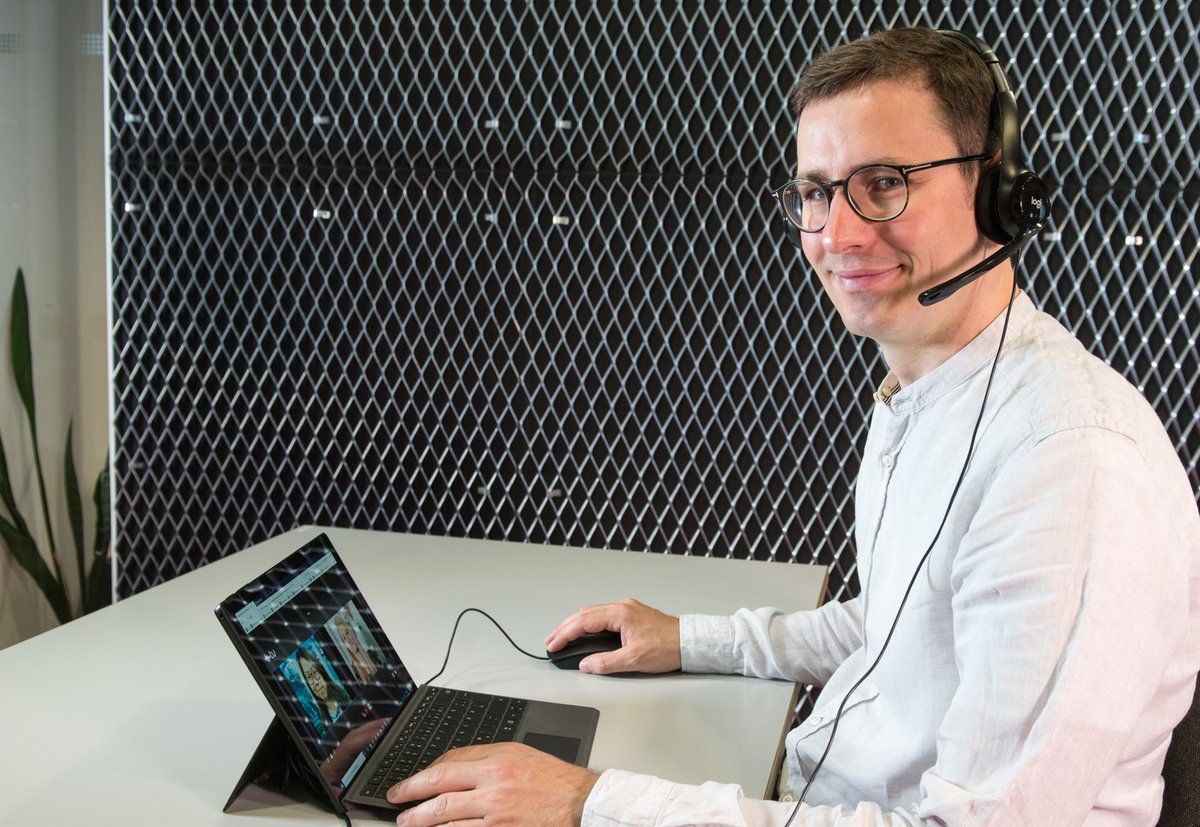 Dr. Jonas Neubert, Leiter der Zentralen Studienberatung der BTU, in einem Online-Beratungsgesspräch am Laptop sitzend.