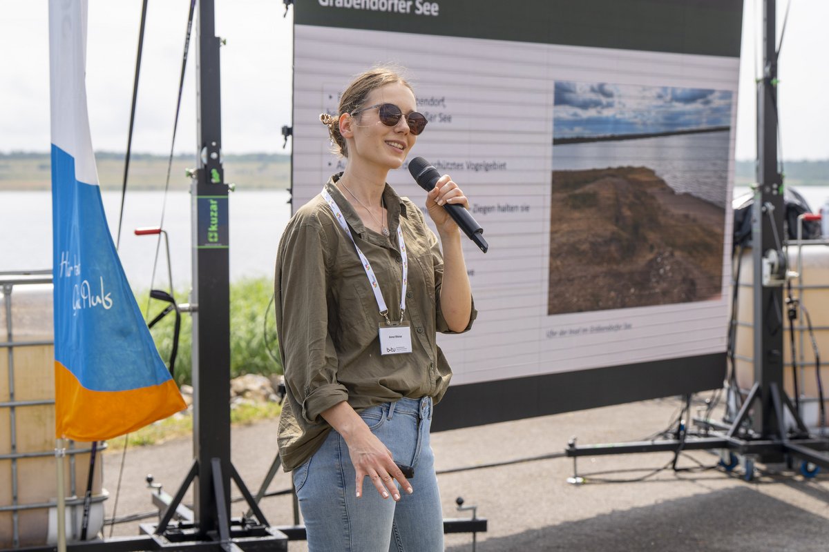 BTU-Absolventin Anne Weise stellte ihr Forschungsprojekt zum Thema Drohneneinsatz in der Ornithologie zur Erfassung und Beobachtung von Brutkolonien in Bergbaufolgelandschaften vor (© R. Schuster)