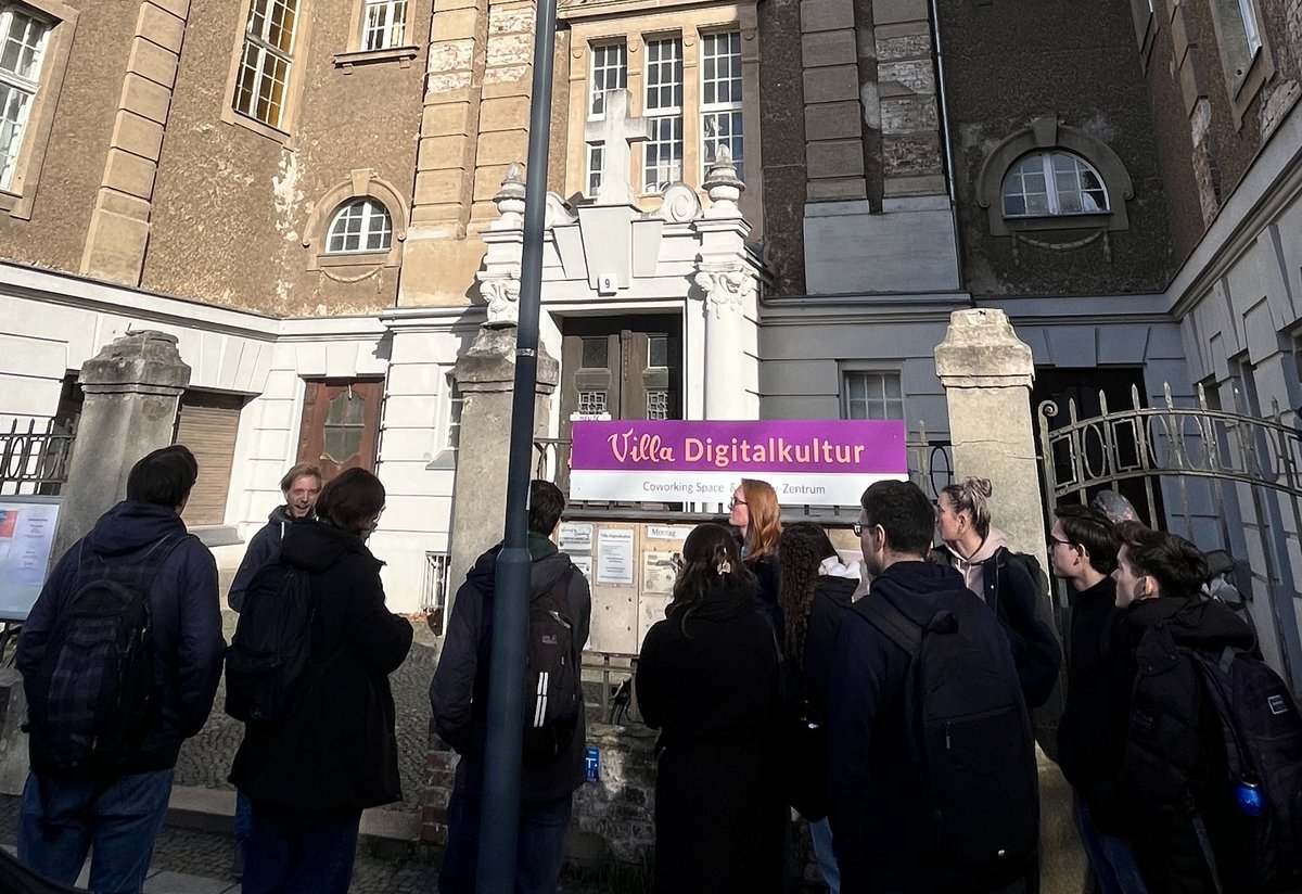 Group of young people in front of the Villa Digitalkultur