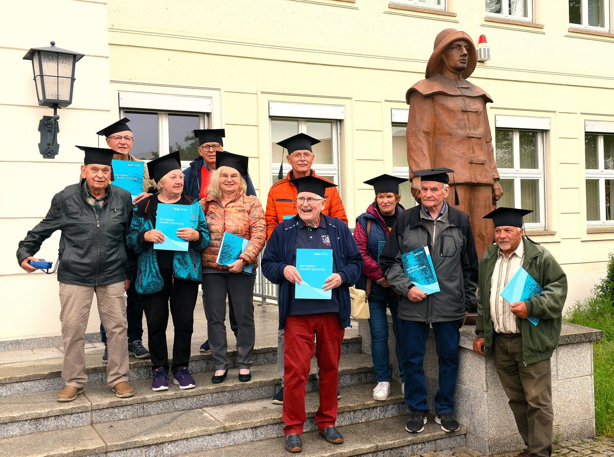 Gruppenfoto vor dem Hauptgebäude