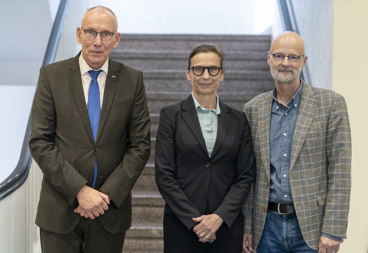 Die Präsidentin mit zwei ihrer Vizepräsidenten 