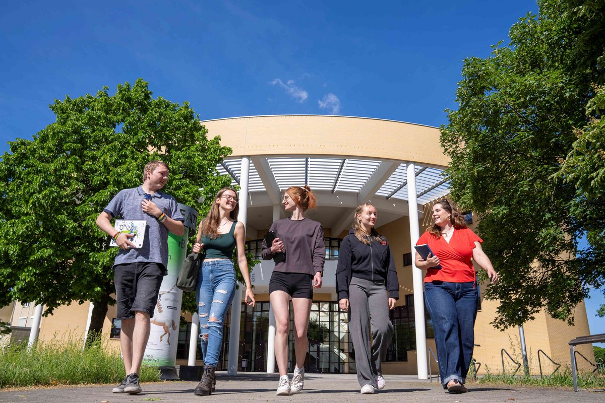 Studierende vor dem Konrad-Zuse-Medienzentrum,