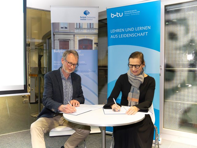 Während der Unterzeichnung