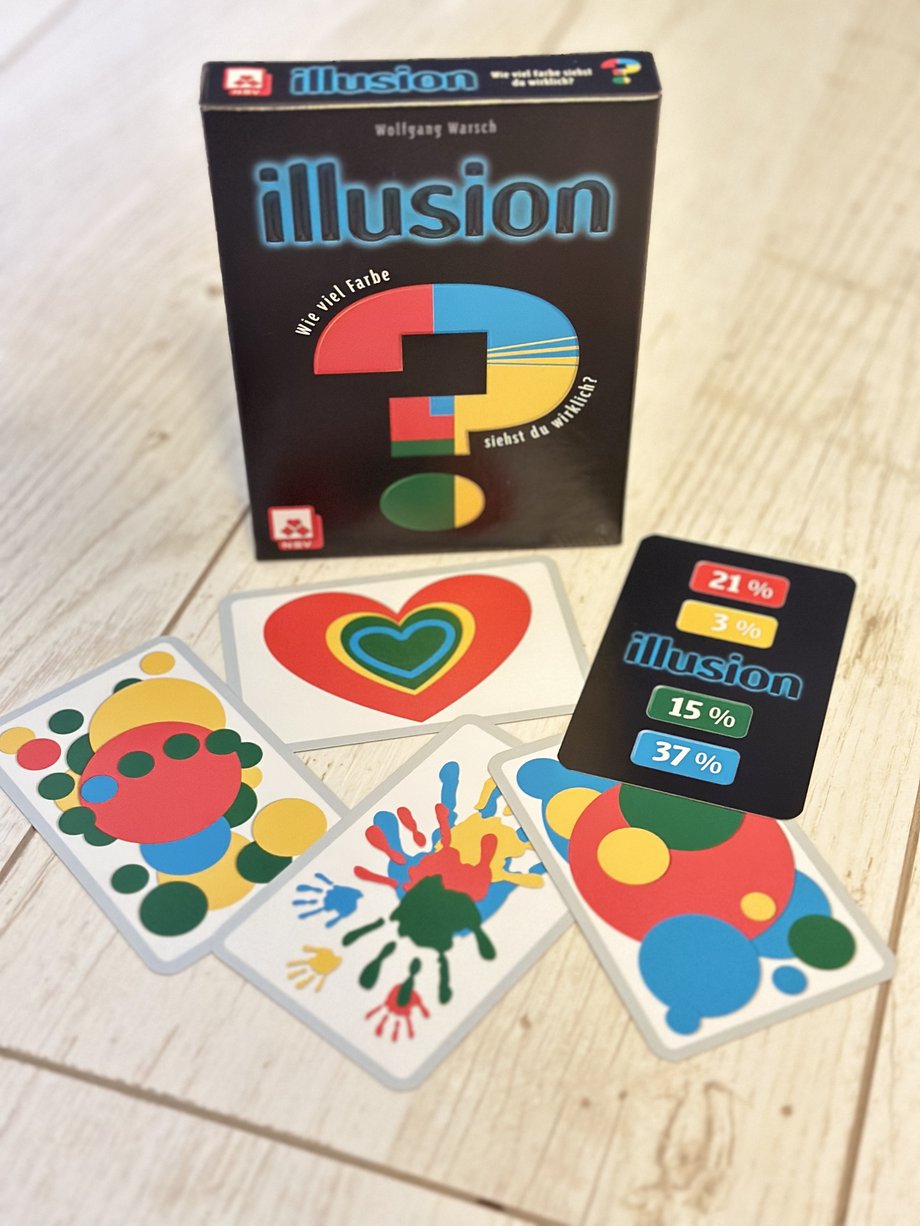 Die Grafik zeigt ein Foto des Kartenspiels "Illusion" mit einigen Beispielkarten.