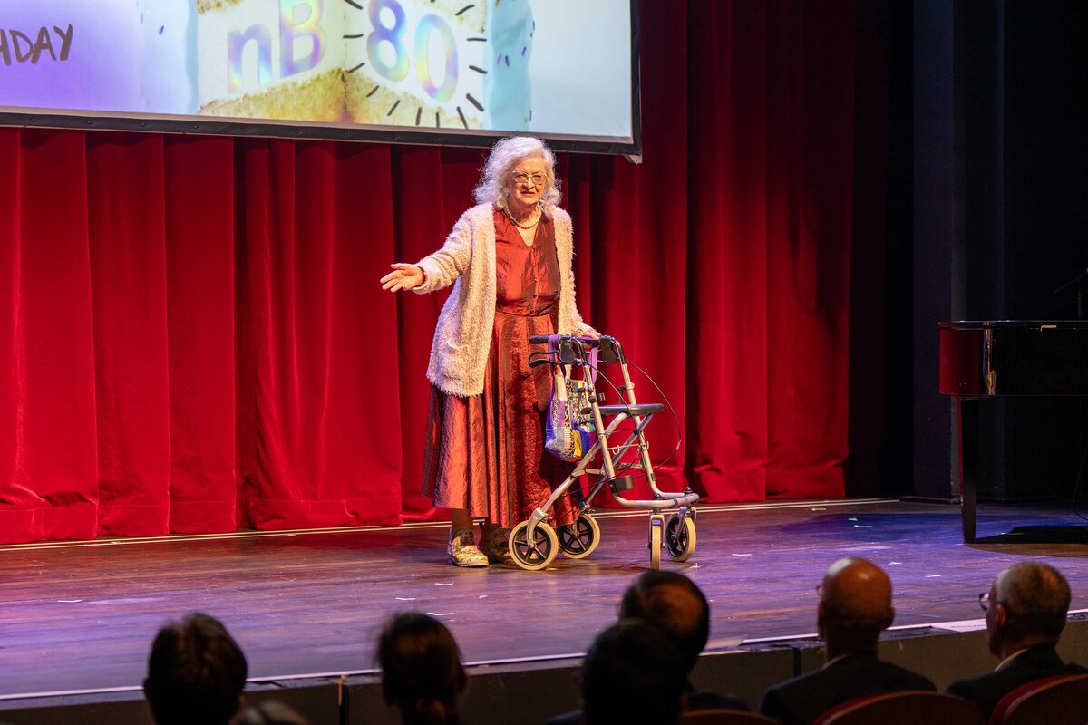 Die Schauspielerin Billy Böversen auf der Bühne.