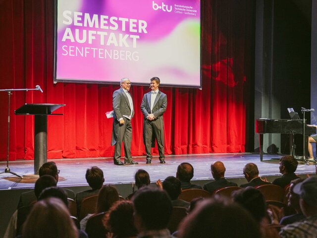 Der Intendant der neuen Bühne Daniel Ris (li.)  und BTU-Student Paul Sinschek auf der Theaterbühne.
