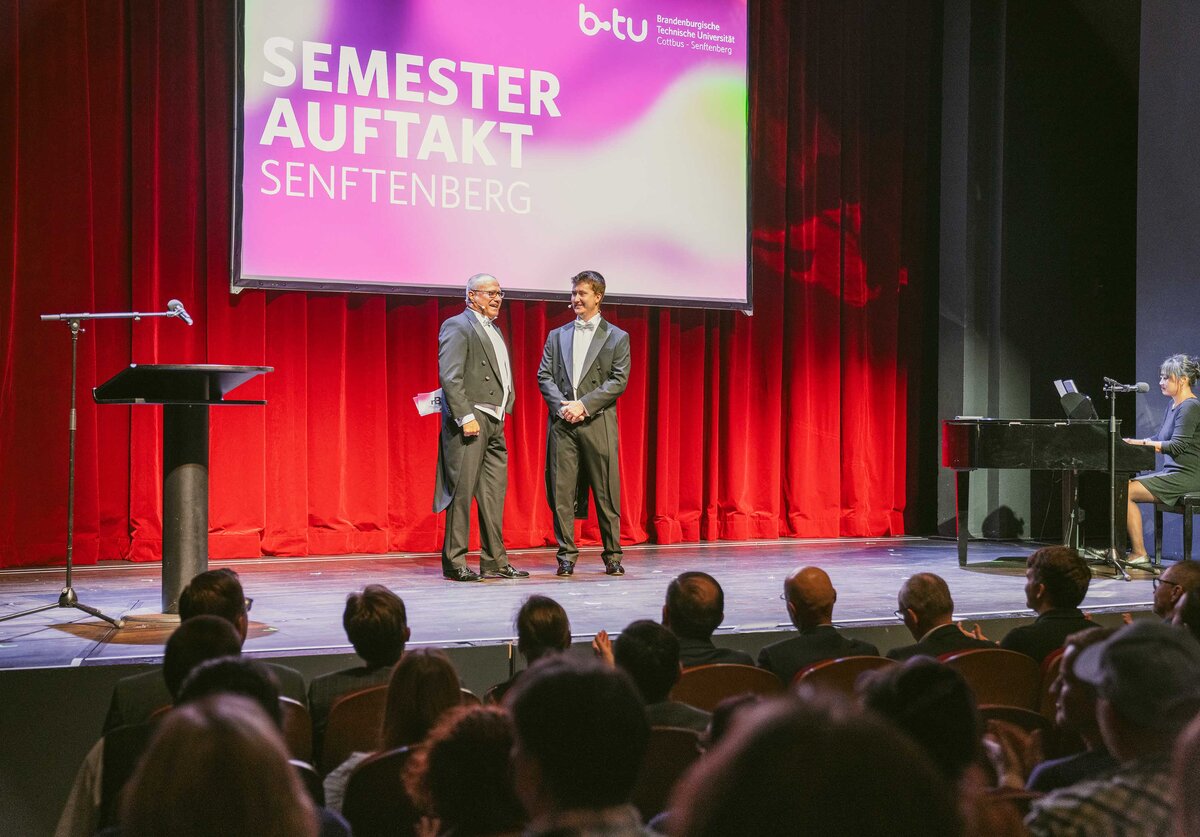 Der Intendant der neuen Bühne Daniel Ris (li.)  und BTU-Student Paul Sinschek auf der Theaterbühne.