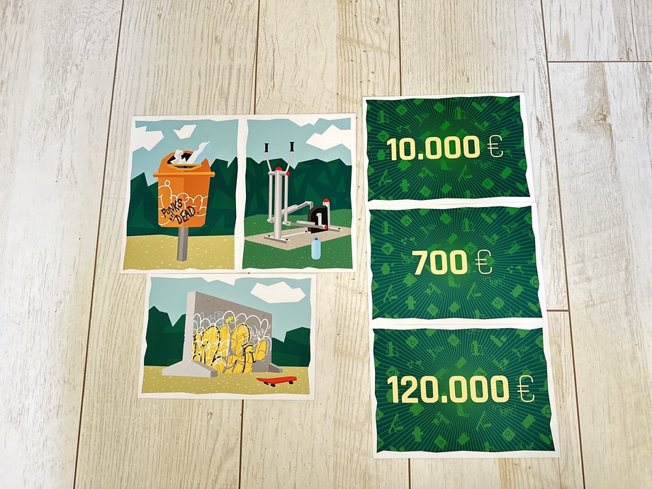 Die Grafik zeigt ein Foto der Spielkarten des Schätzspiels für Bürgerbudgets.