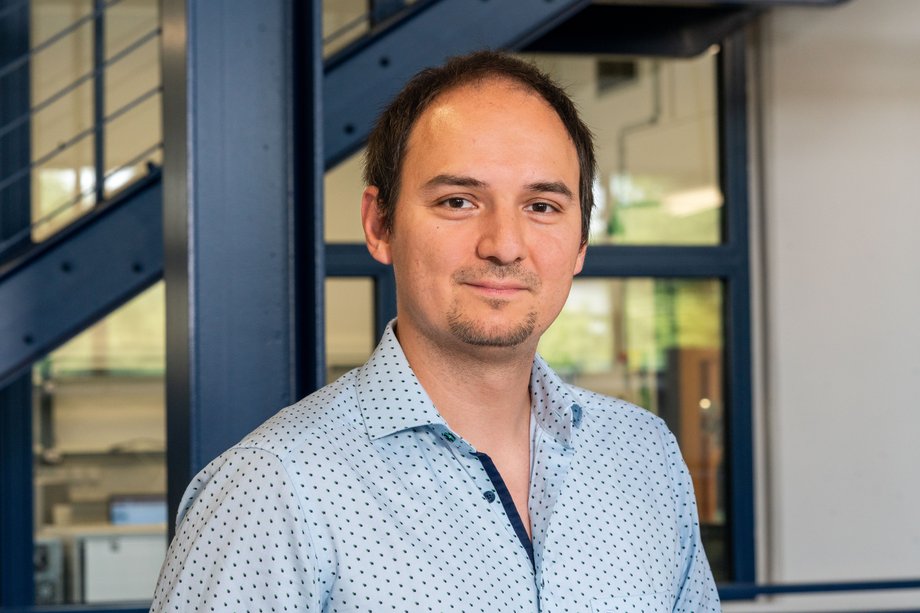 The Chair of Biofunctional Polymermaterials at BTU Cottbus–Senftenberg, led by Prof. Dr. Ruben R. Rosencrantz, is dedicated to exploring the synthesis and functionalization of polymers at the interface of chemistry and biotechnology. Our interdisciplinary research team develops innovative materials for applications ranging from biomedical engineering to sustainable technologies, always aiming to harness the potential of nature’s molecular design for the next generation of smart materials.