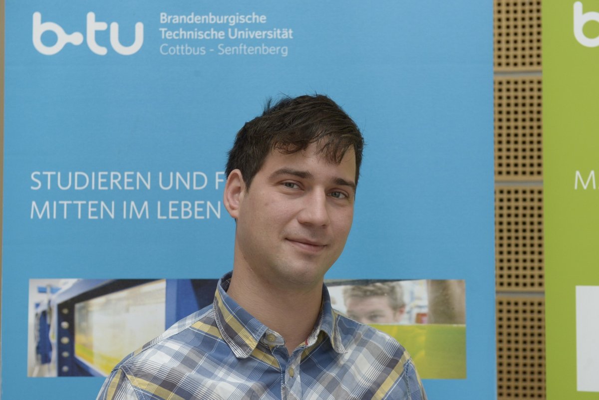 Daniel Britz vor BTU-Aufsteller