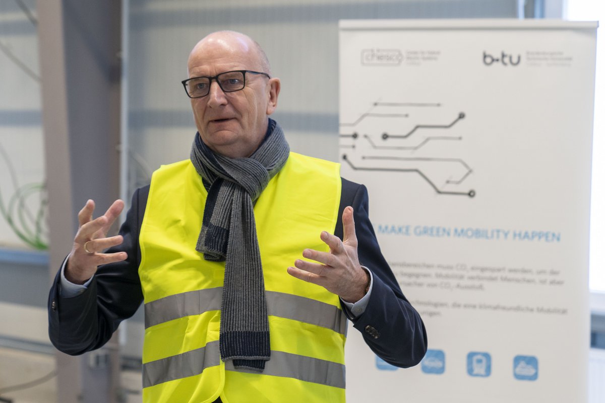 Ministerpräsident Dr. Dietmar Woidke besuchte einige Strukturwandelprojekte in der Lausitz, darunter auch drei Projekte der BTU. Foto: BTU/Ralf Schuster