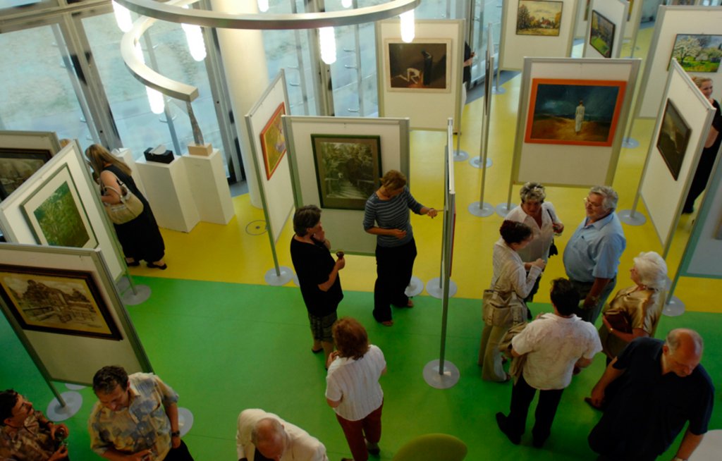 Ausstellungen können im Foyer des IKMZ und im 2. Obergeschoss angesehen werdeen.