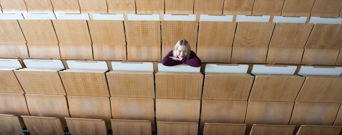 [Translate to Englisch:] Studentin allein im Hörsaal