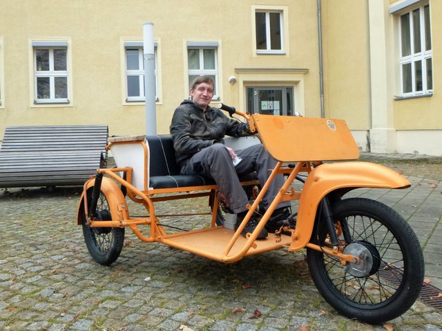 Der Bachelorstudent des Maschinenbaus und IURS-Stipendiat Michael Klärner sitzt auf dem Fahrzeug DUO.