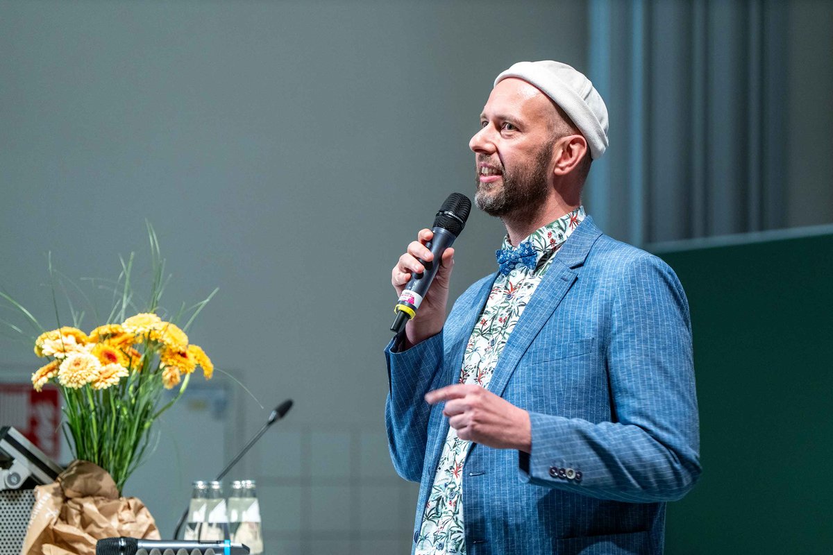Daniel Ebert eröffnet die Graduierung