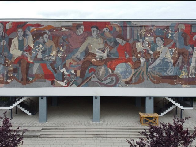 Wandbild „Mensch und Bildung“ auf dem Zentralcampus Cottbus der BTU.