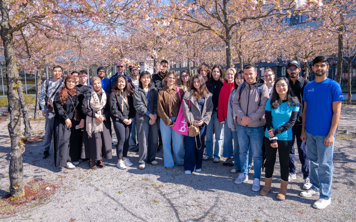 Gruppe internationaler Studierender vor dem Kirschhain