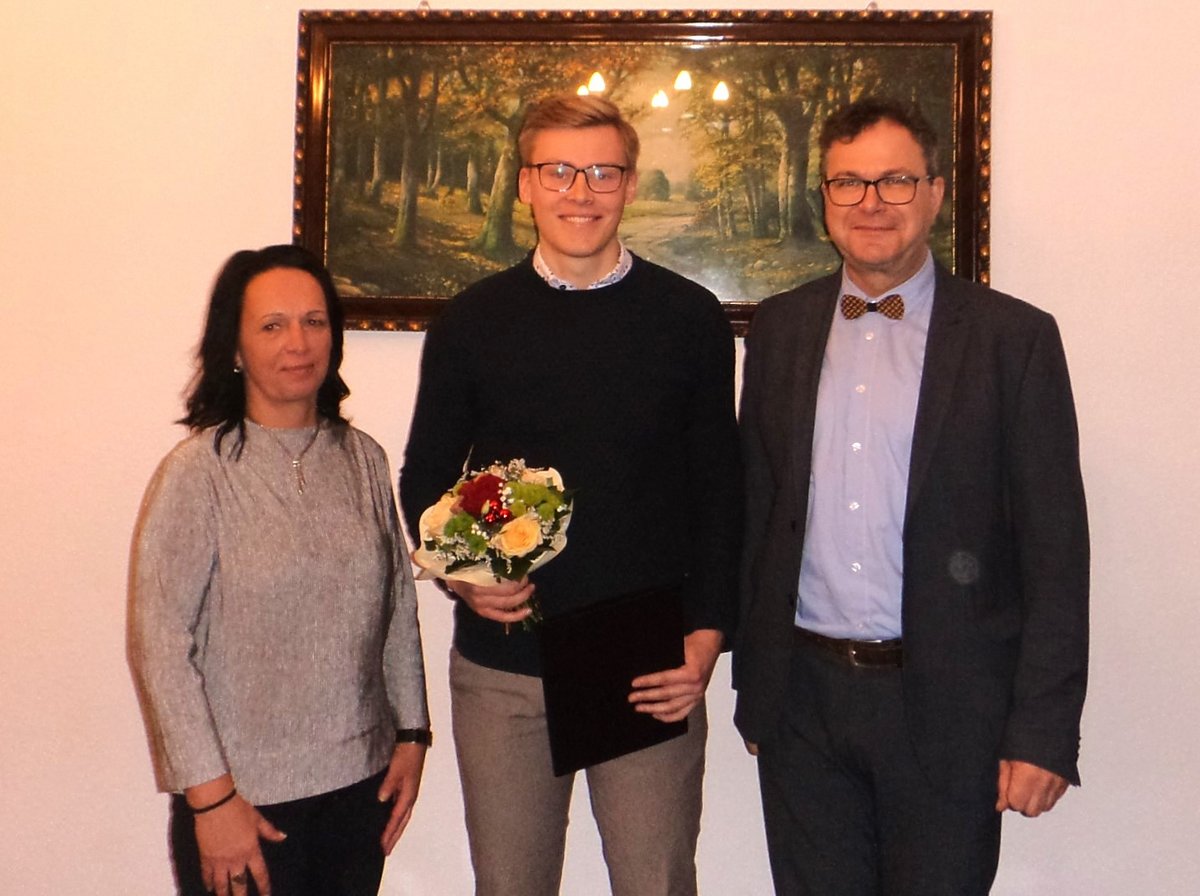 Auf dem Foto, von links: Prof. Dr.-Ing. Peggy Näser, Horney-Preisträger Jonas Hempel, Prof. Dr.-Ing. habil Sylvio Simon. 